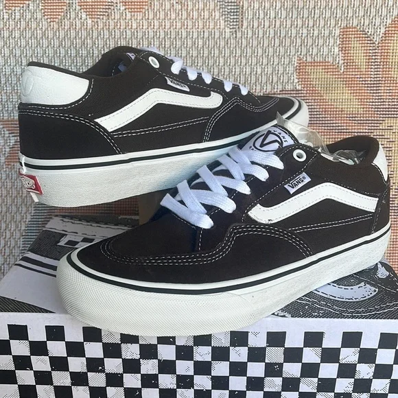 Vans Men’s Rowan
Dark Brown
VN0A5JICDRB
Sneakers - Picture 9 of 16